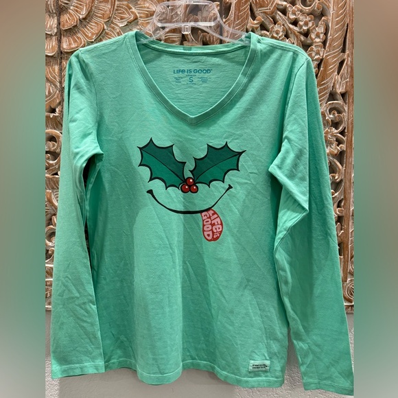 Life Is Good Tops - NWT: Life Is Good Mistletoe Long Sleeve Green T-Shirt- size S